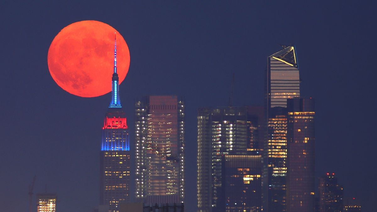 Watch The Full Buck Moon — The Year's 1st Supermoon — Gallop Into The