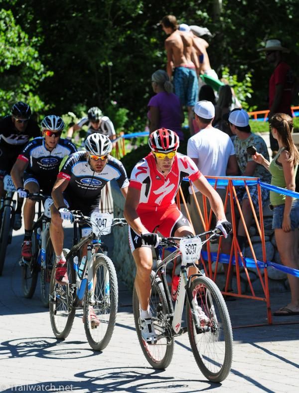 Todd Wells (Specialized) towing a large group early in the race