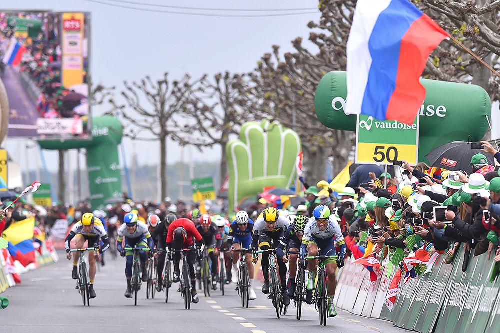 The peloton bears down on the Romandie finish.