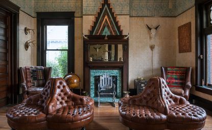 Urban Cowboy Bed and Breakfast Wallpaper*