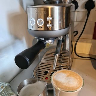 Making a latte in the Sage Bambino