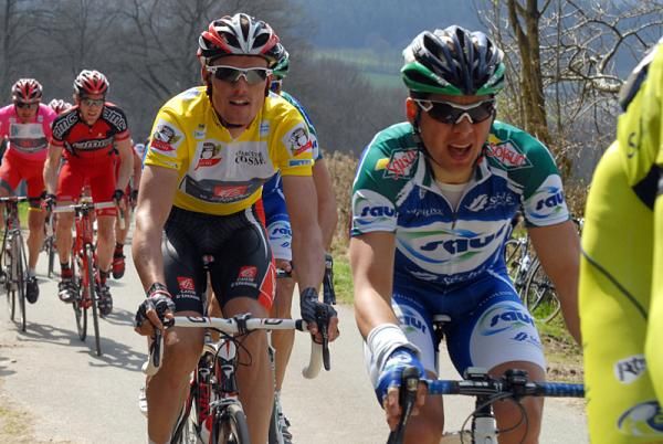Race leader Luis Leon Sanchez (Caisse d'Epargne) in yellow and Julien Simon (Saur - Sojasun)