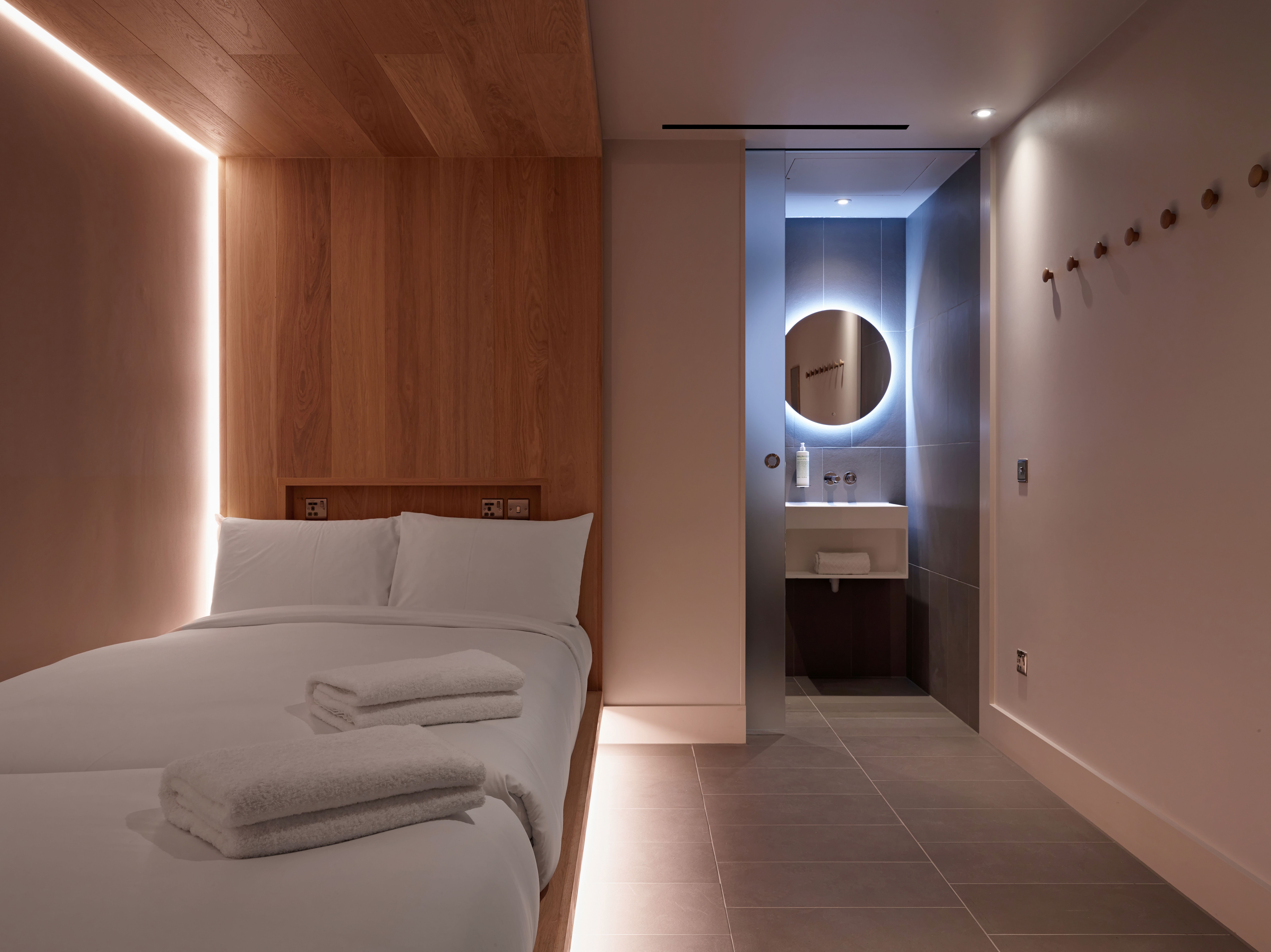 zedwell capsule hotel piccadilly circus opening