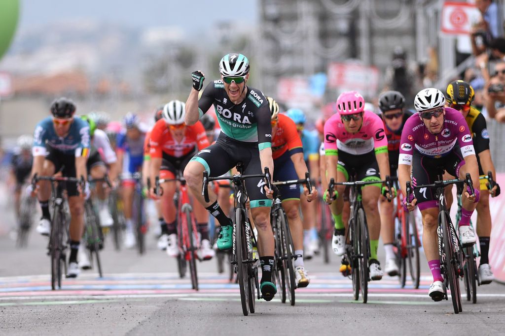 Sam Bennett gets the better of Elia Viviani (right) on stage 7 of the 2018 Giro d&#039;Italia