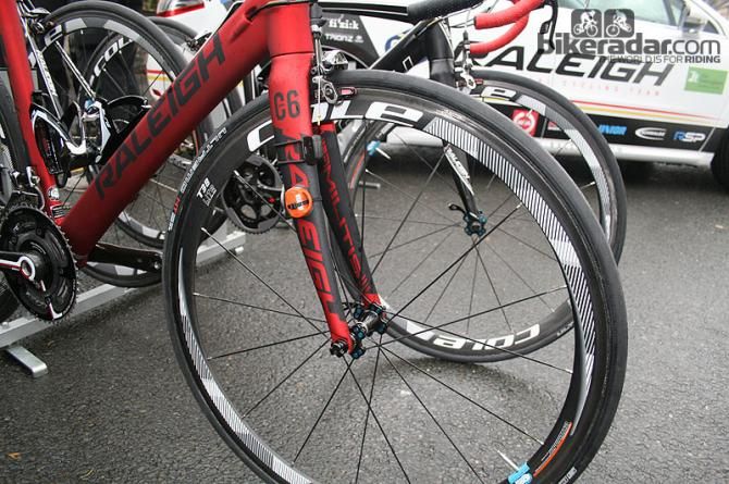 The frame uses Raleigh&rsquo;s full carbon C6 fork