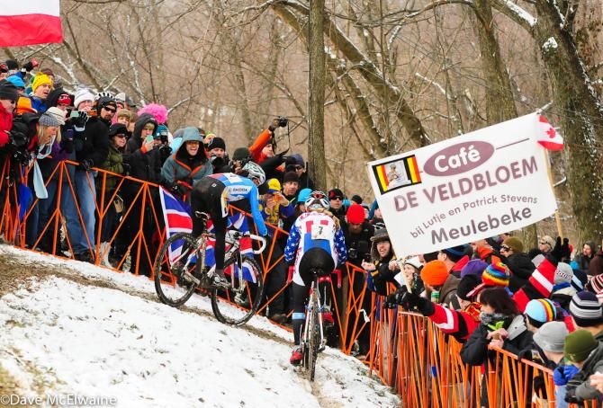 Katerina Nash (CZE) and Katie Compton (USA) nearly colliding for the second time in the race