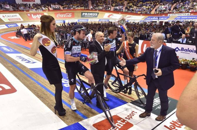 Race organiser Rob Discard goes to shake Mark Cavendish's hand