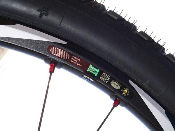 The Deore XT WH-M775 wheelset uses many of the same