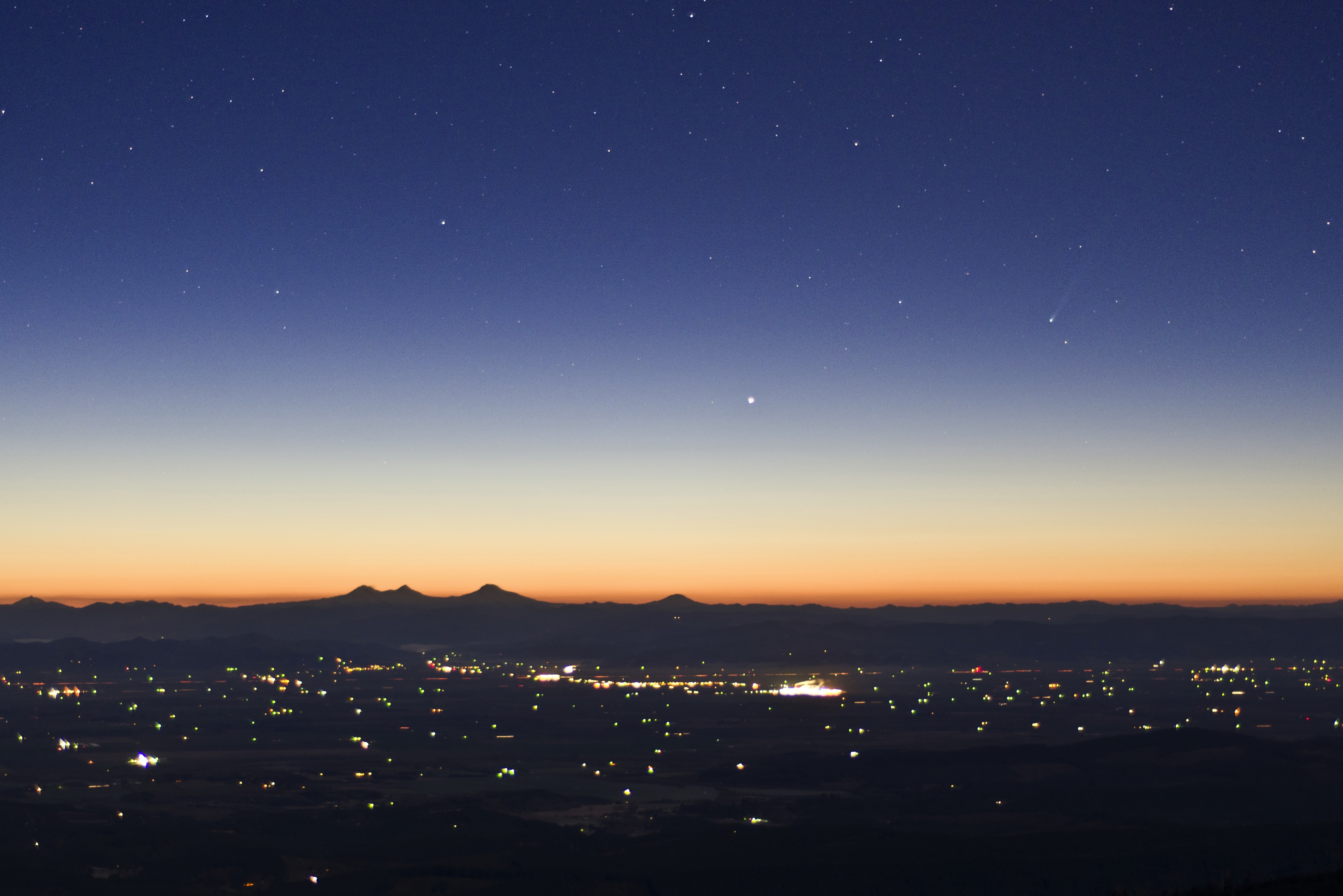 Ben Leshchinsky sent SPACE.com this image of Comet C/2012 S1 ISON over Oregon's Willamette Valley and Cascade Mountains on Nov. 21, 2013.