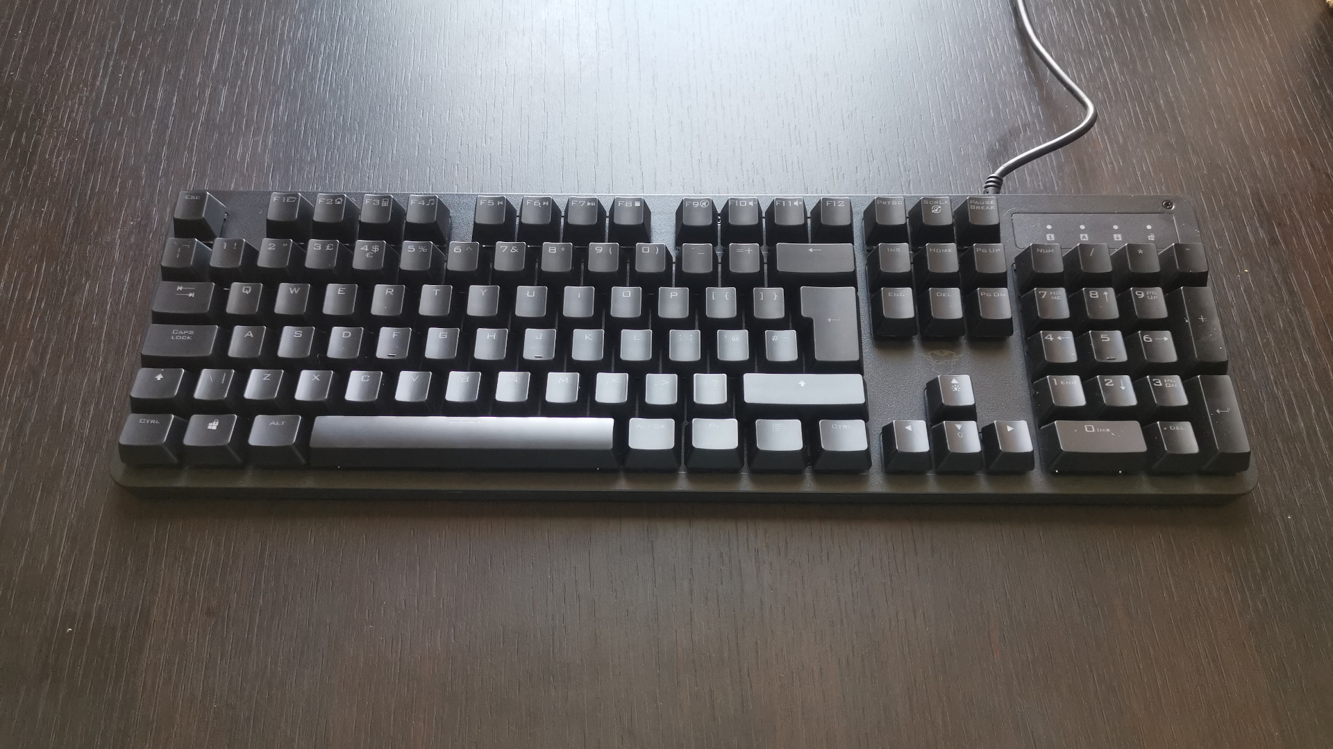 Uma foto ampla do teclado para jogos Trust GXT 863 Mazz