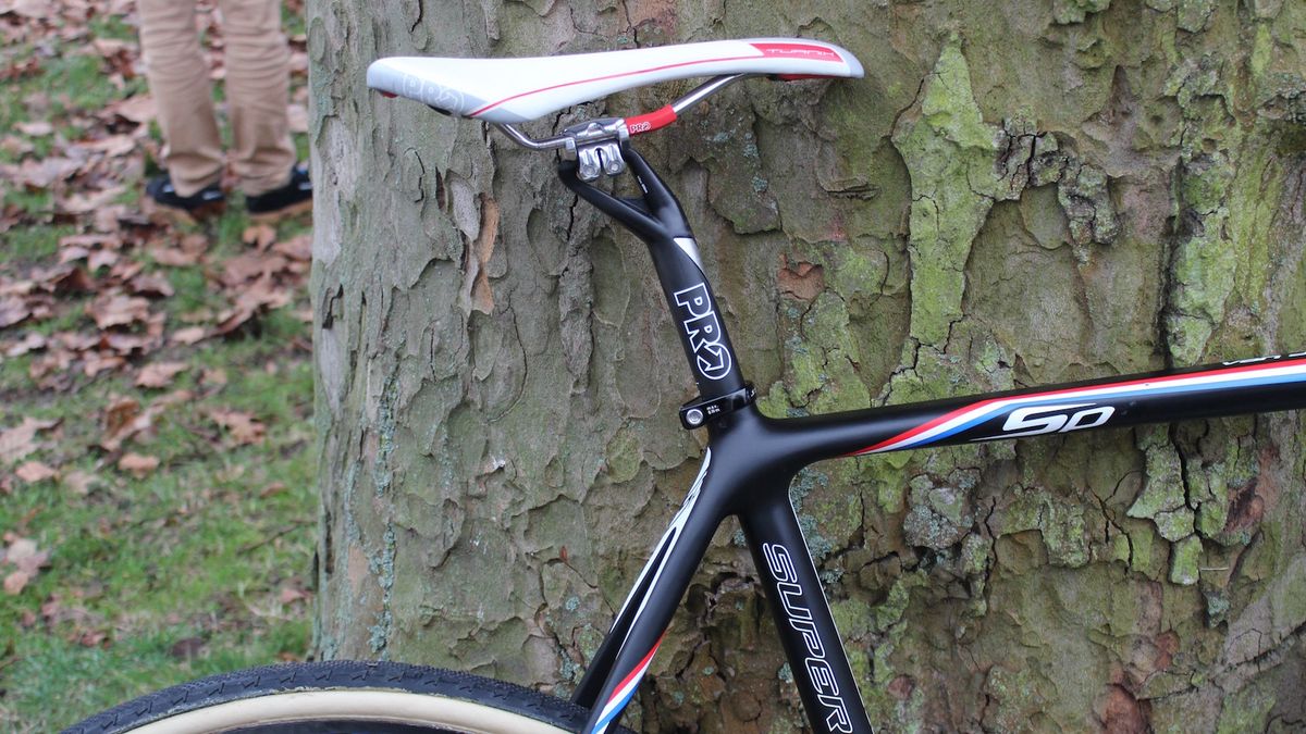 The full carbon frame combined with internal wiring offers a clean finish