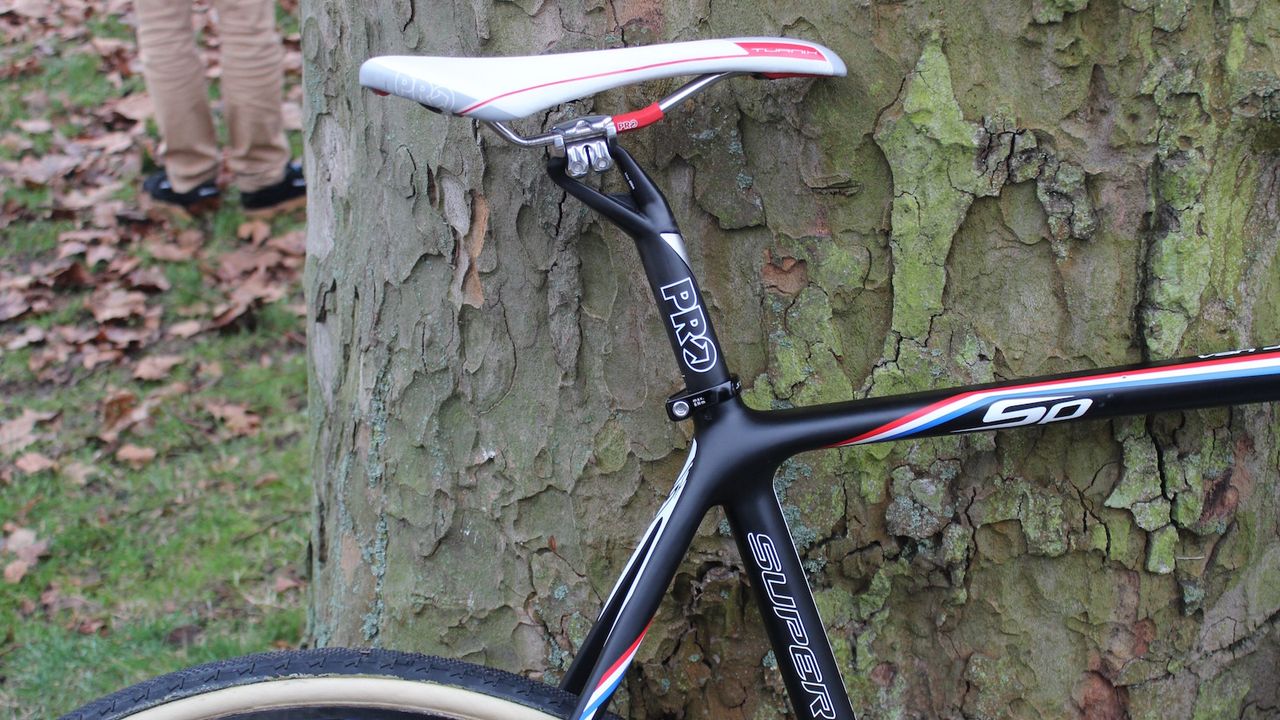 The full carbon frame combined with internal wiring offers a clean finish
