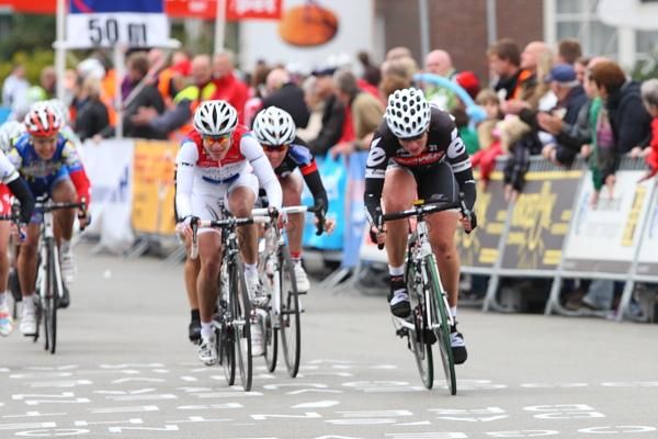 Kirsten Wild (Cervelo Test Team) leads the bunch in for 14th place. Marianne Vos (Nederland Bloeit) retained her World Cup lead with 15th place whilst Rochelle Gilmore was 16th.