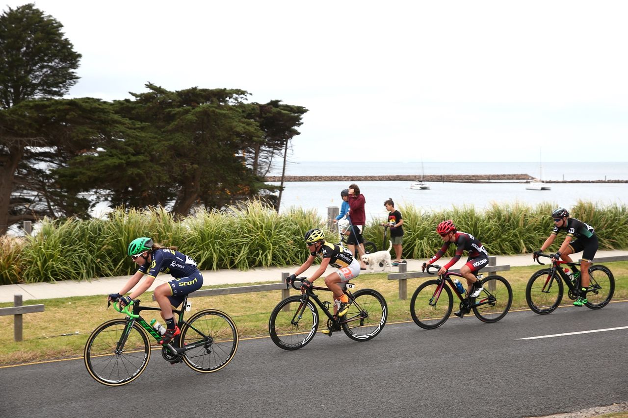 Jenelle Crooks leading Valentina Scandolara, Shannon Malseed and Peta Mullens mid-race
