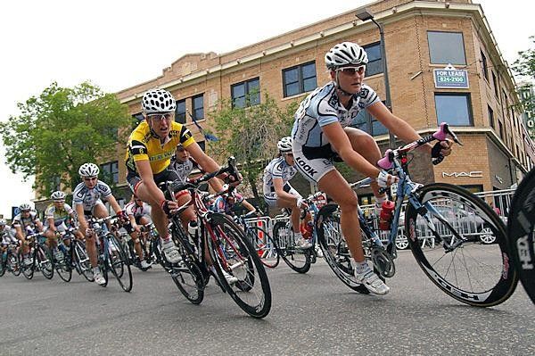 Kristin Armstrong (Cervelo Test Team) defends her yellow jersey in the Minneapolis Uptown stage.