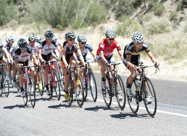 The front of the women's field starts to string out.