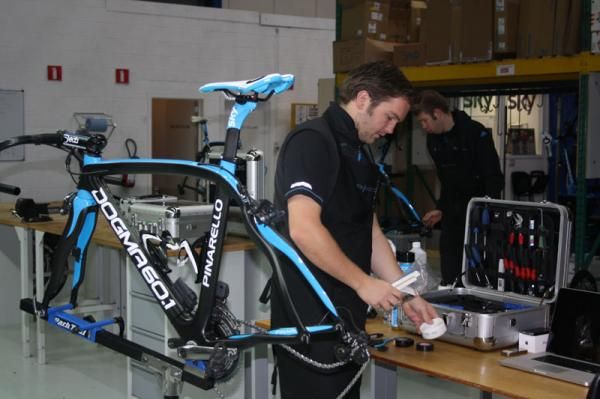 Filip puts the finishing touches to Wiggins's bike