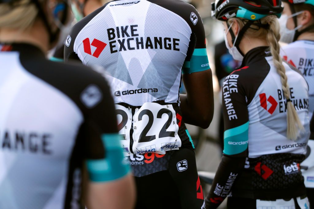 Team BikeExchange line up for Dwars door Vlaanderen 2021