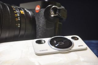Huawei P60 Pro y Leica Q3 uno al lado del otro