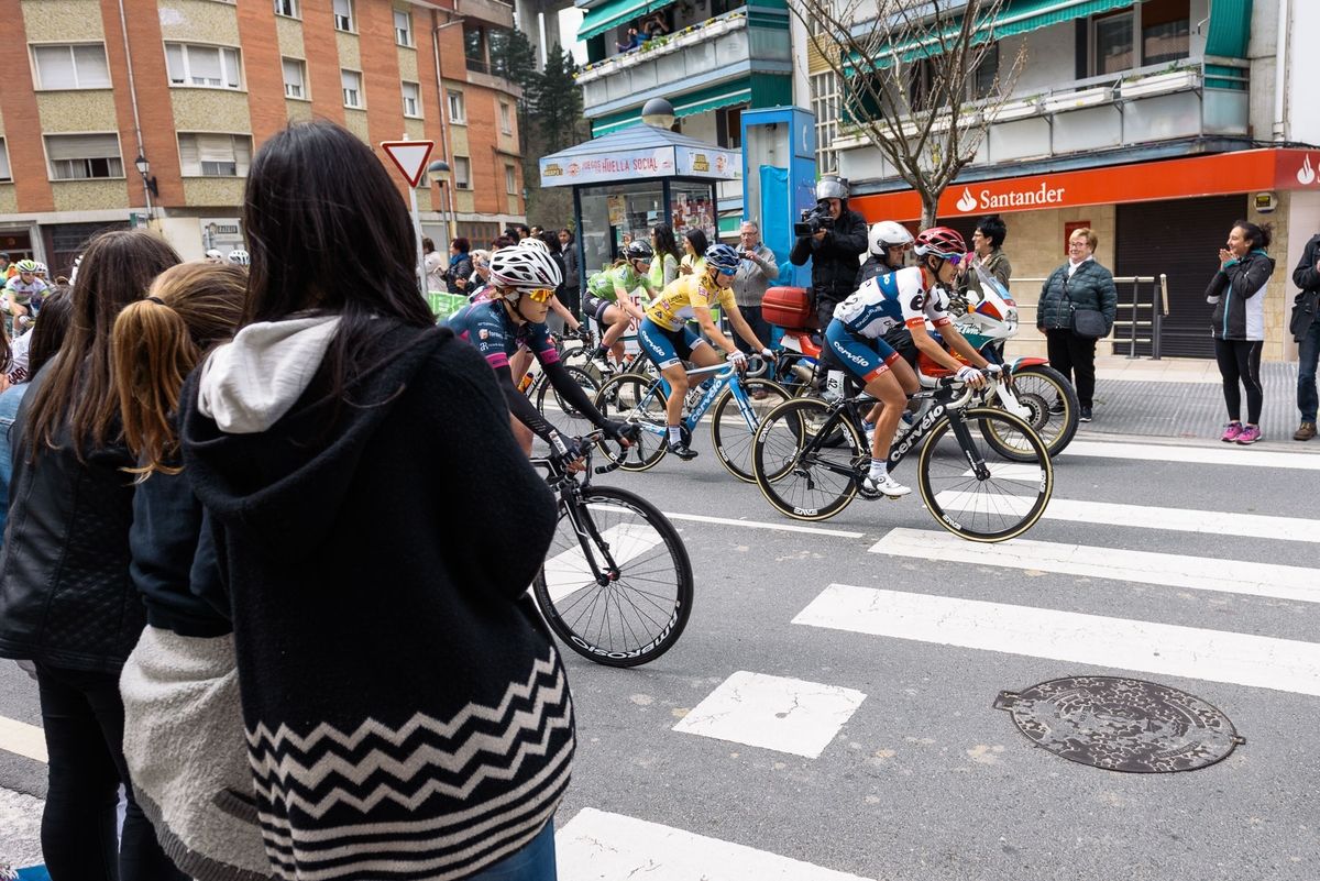 Peloton roll out of town