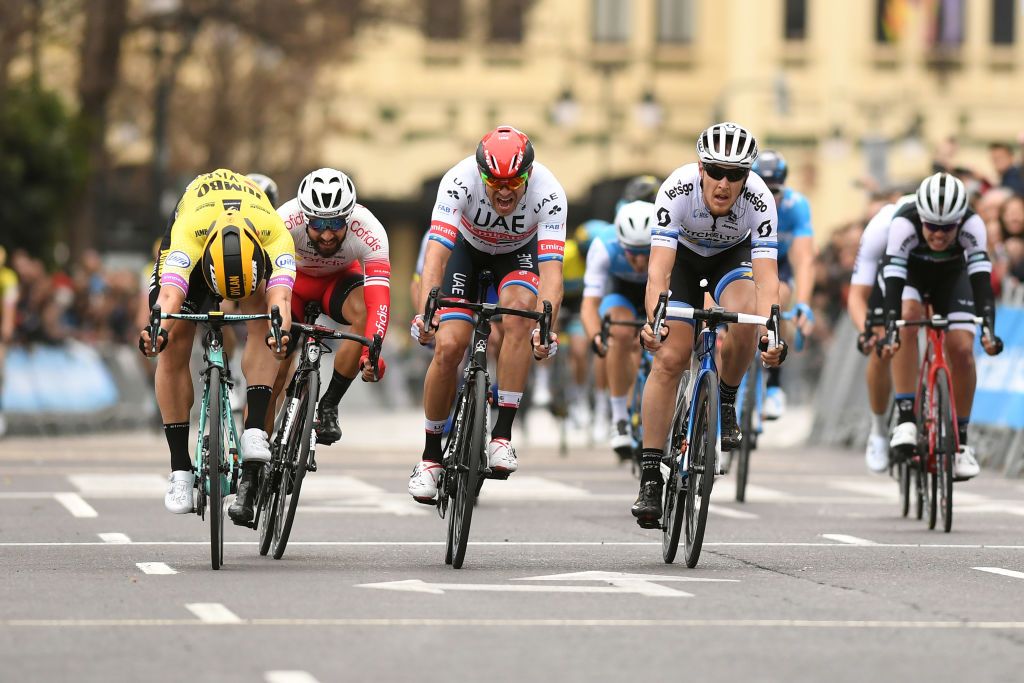 Dylan Groenewegen dives for victory