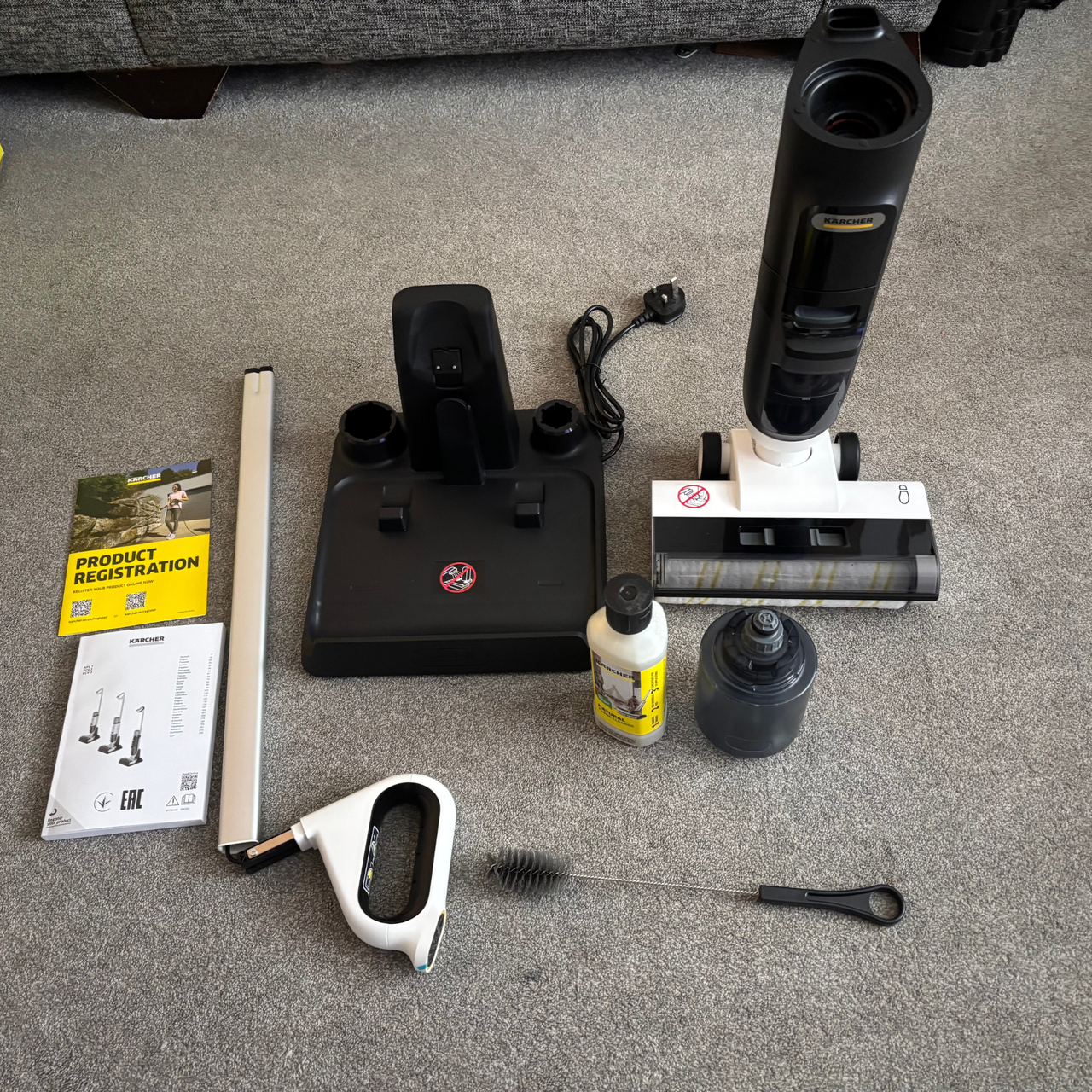 Flatlay of the K&auml;rcher Floor Cleaner Vacuum FCV 3 contents and accessories
