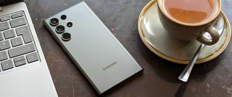 Samsung Galaxy S23 Ultra al lado de un portátil y una taza