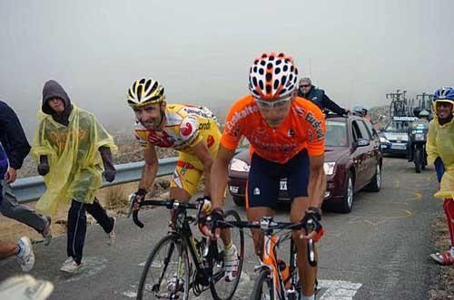 Igor Anton (Euskaltel-Euskadi) leads Leonardo Piepoli (Saunier Duval-Prodir).