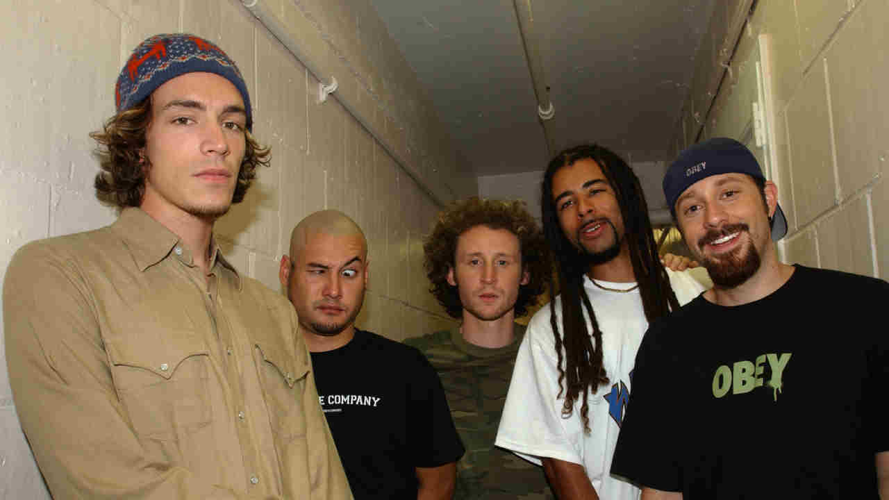 Incubus posing for a photograph in 2001