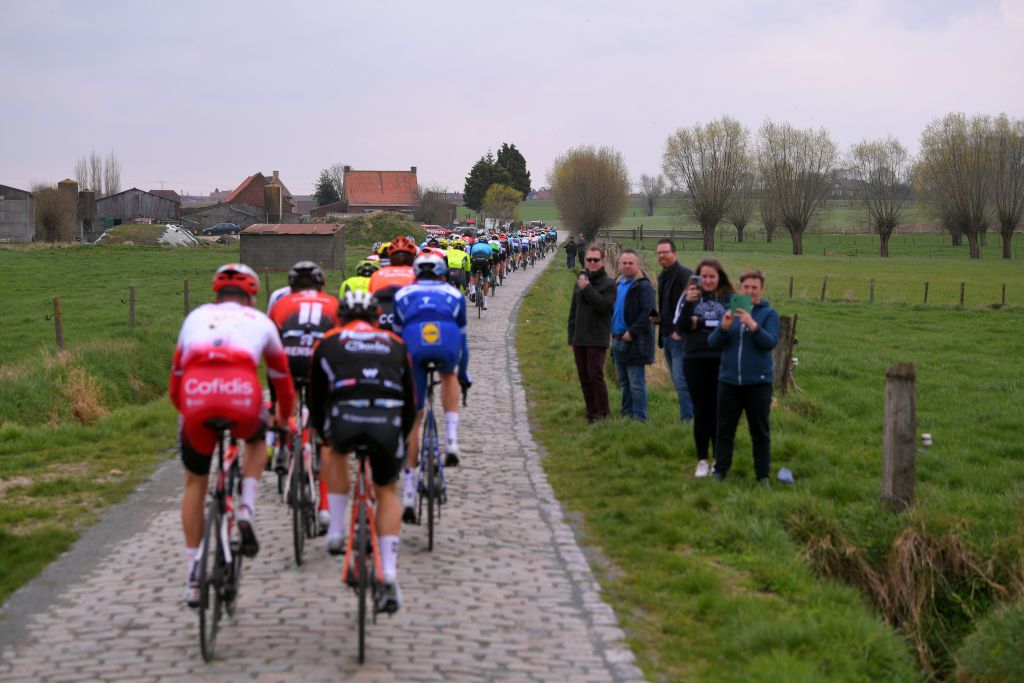 The peloton in De Panne