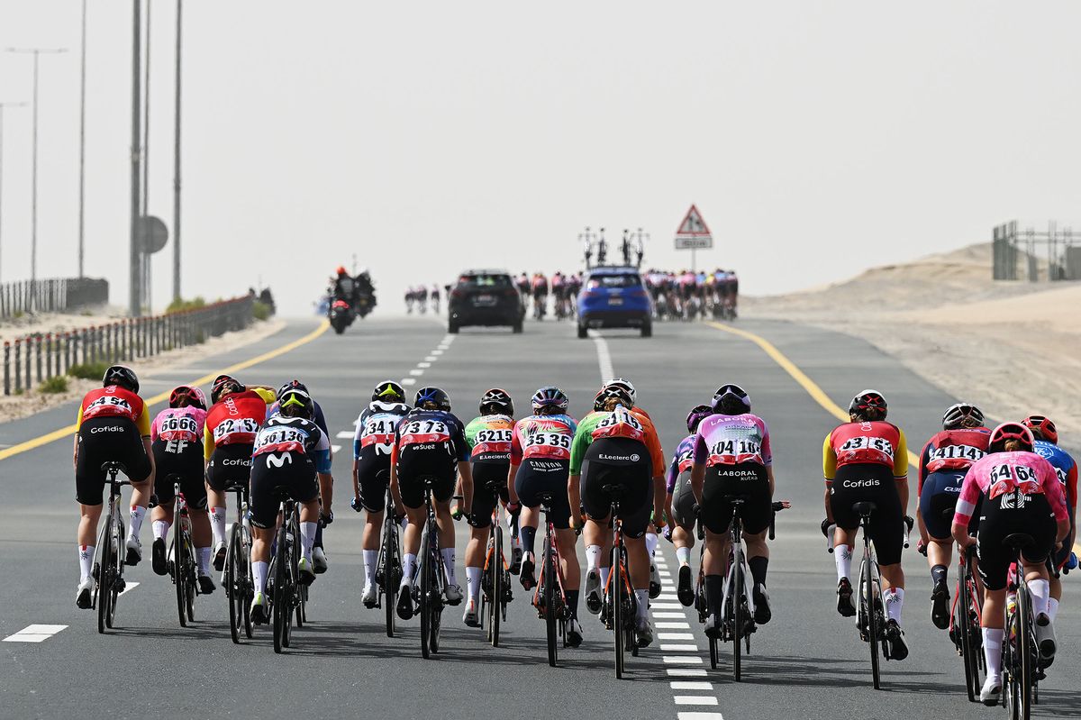 Echelons forming on stage 2 of the UAE Tour Women