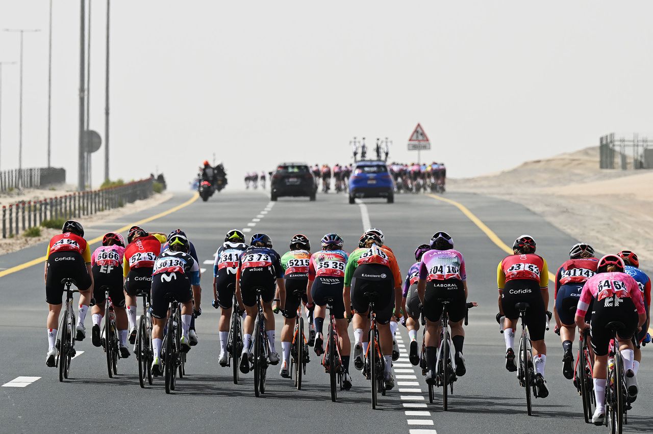 Echelons forming on stage 2 of the UAE Tour Women