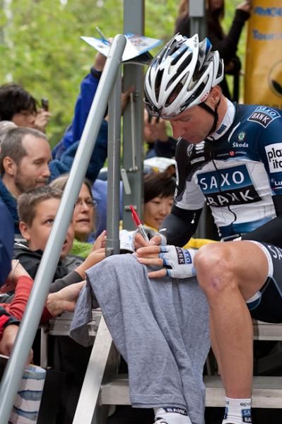 Ever-popular Jens Voigt (Saxo Bank) makes time for the kids of Davis.