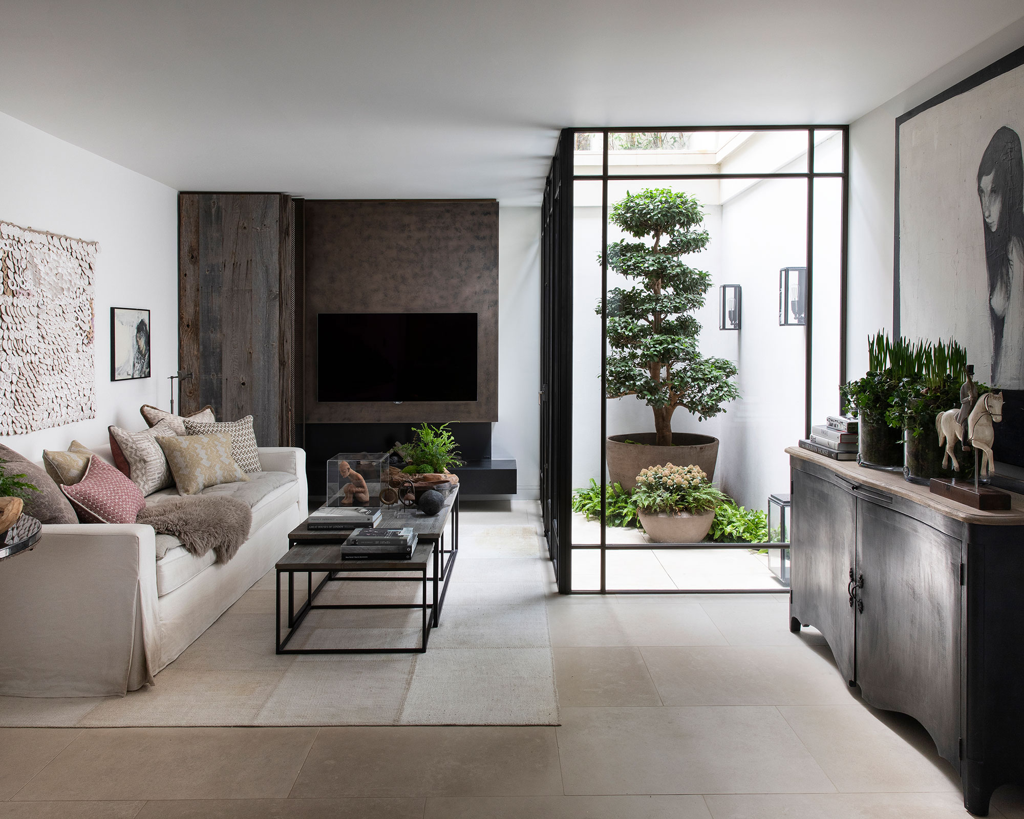 Scandinavian living room with wood floor, white walls and plants