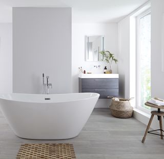 Freestanding bath