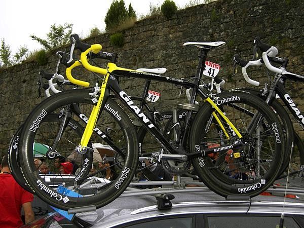Team Columbia's Kim Kirchen headed out for stage 8 on a set of Zipp 404 rims laced to Shimano Dura-Ace hubs.