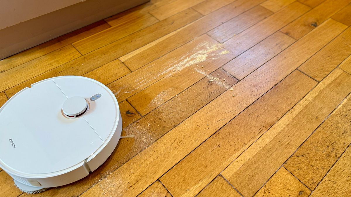 Xiaomi X20+ cleaning up crushed biscuits
