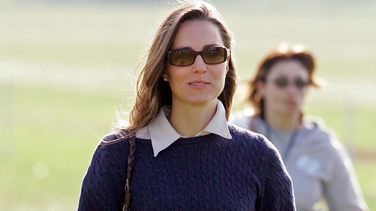 Kate Middleton's old white denim skirt is still on-trend in 2023 - Vimarsana News