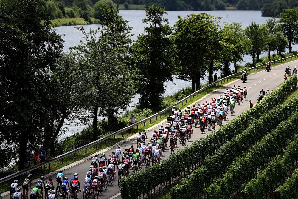 A view of the peloton during stage 4