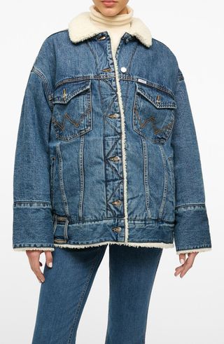 + Wrangler Größte wendbare Trucker-Jacke aus Lammfellimitat und Denim