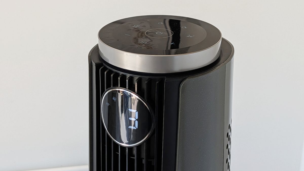 A closeup of the Dreo Smart Misting Fan 765S showing its controls and its screen displaying the number 3.