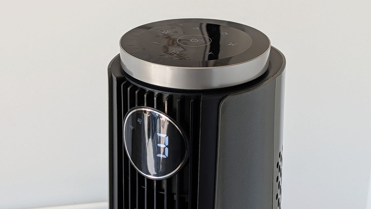 A closeup of the Dreo Smart Misting Fan 765S showing its controls and its screen displaying the number 3.