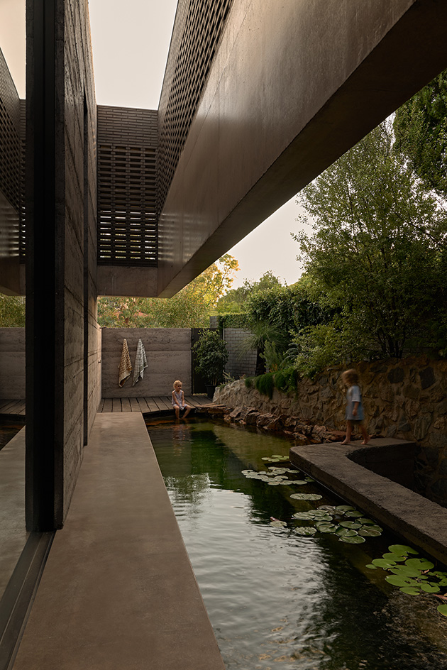 Karijini House, miinimalist moody house design