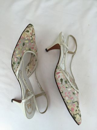 Sepatu Hak Selempang Belakang Kulit Mutiara & Jaring Bordir Pastel Gading Vintage 1950an 1960an