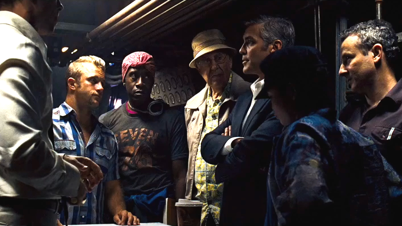 George Clooney se dirige a su tripulación en una reunión a puerta cerrada en Ocean's Thirteen.