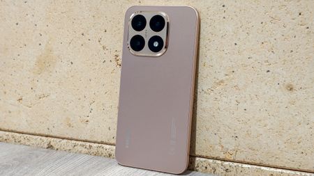 Xiaomi 15T in rose gold in the hand