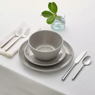 white dinner plate set