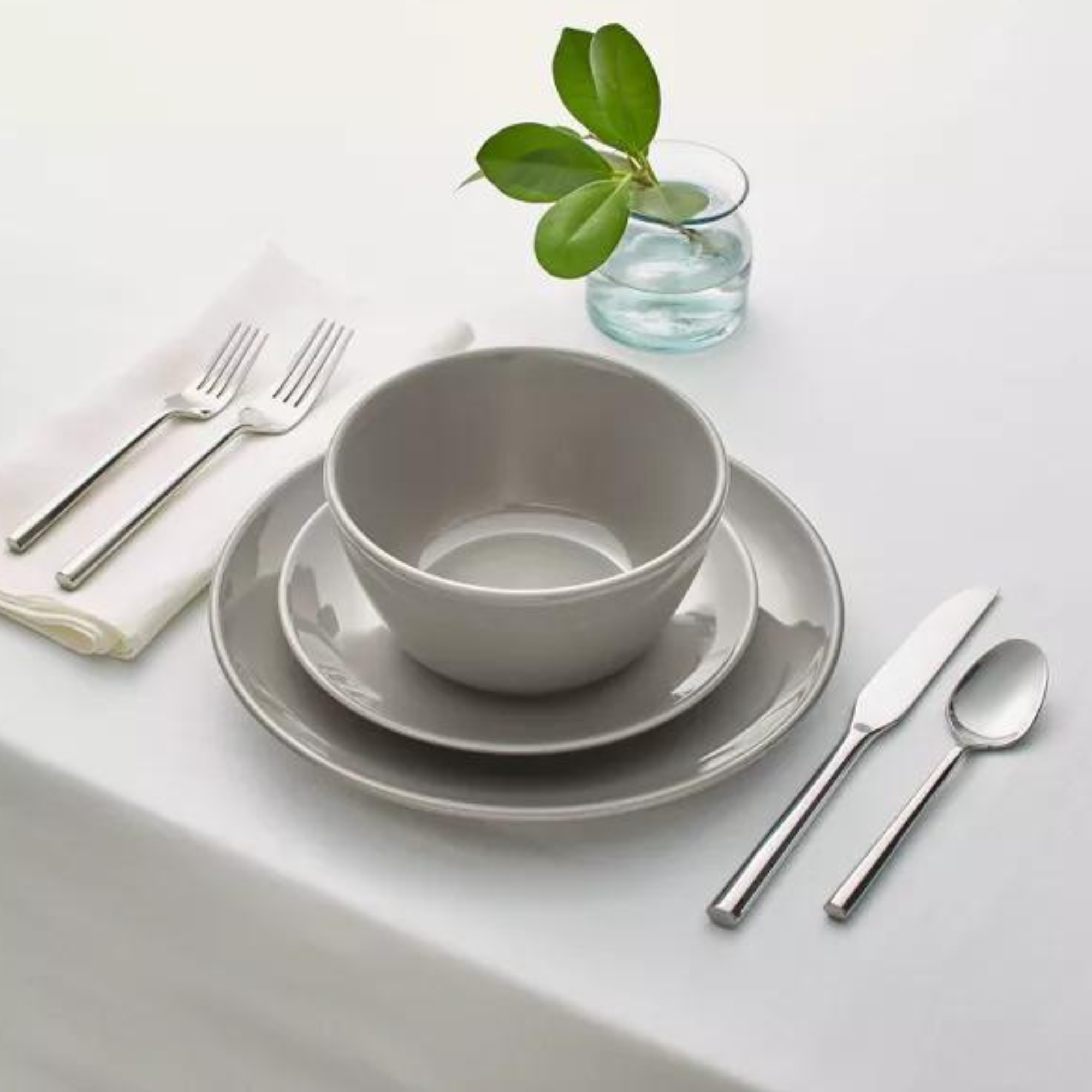 A white dinner dish set