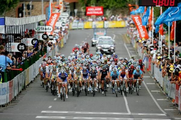 The peloton in the finish straight.