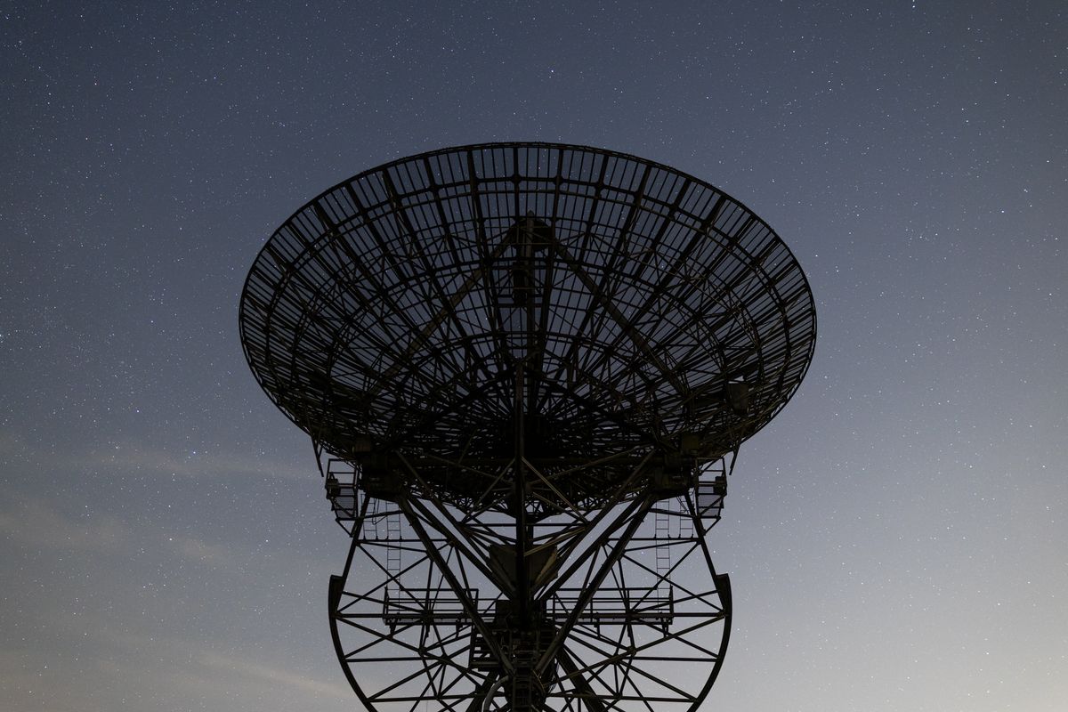 Photo of a radio telescope with the night sky behind taken with the Canon EOS R6 Mark II camera